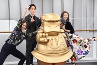 サービス精神旺盛な魔夜峰央ファミリー。左から長女の山田マリエ、長男の山田眞央、パタリロ像、魔夜峰央、妻の山田芳実。