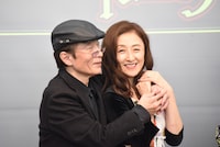 愛妻家ぶりを発揮する魔夜峰央。