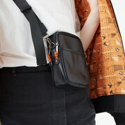 「ハイキュー!! TO THE TOP ショルダーバッグ」の使用イメージ。