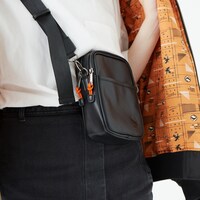 「ハイキュー!! TO THE TOP ショルダーバッグ」の使用イメージ。