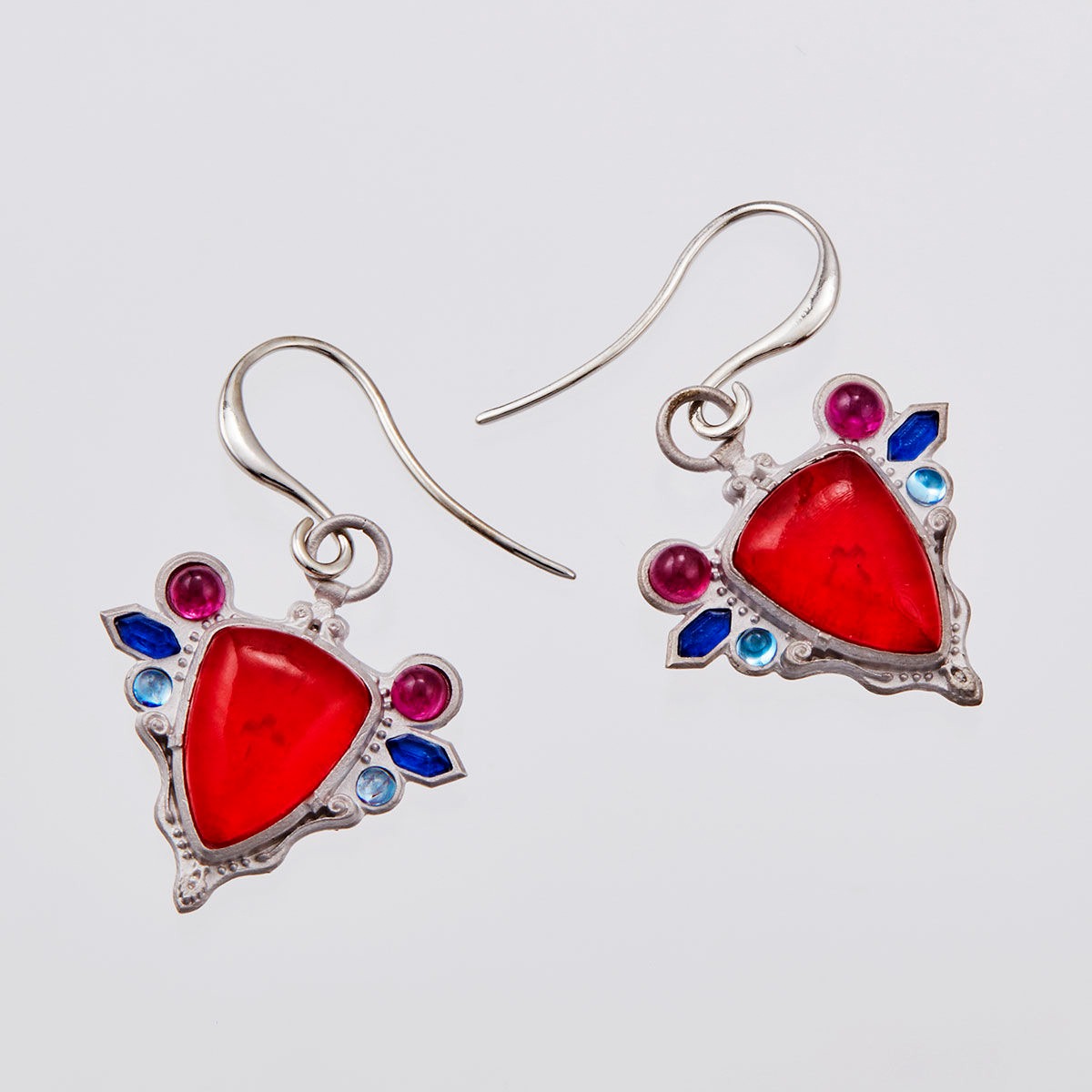 「エイジャの赤石ピアス」