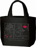 「Makeup Lecture Event」でRMKのホリデーコレクションを購入した人にプレゼントされるオリジナルバッグ。Illustration (c) 2020 Erica Sakurazawa