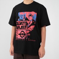 「機動戦士Zガンダム クワトロ・バジーナ トライカラーアイテム Tシャツ」の着用イメージ。