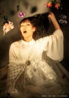 中村中演じる歌姫。