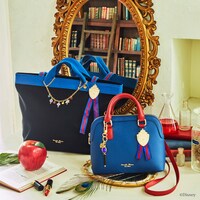 ポムフィオーレ寮をイメージしたショルダーバッグとトートバッグ。