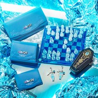 イグニハイド寮をイメージした財布と小物。