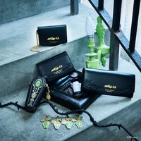 ディアソムニア寮をイメージした財布と小物。