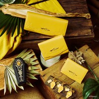 サバナクロー寮をイメージした財布と小物。