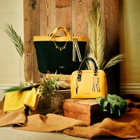 サバナクロー寮をイメージしたショルダーバッグとトートバッグ。