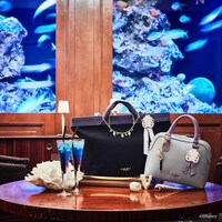 オクタヴィネル寮をイメージしたショルダーバッグとトートバッグ。