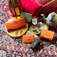 スカラビア寮をイメージした財布と小物。