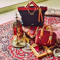 スカラビア寮をイメージしたショルダーバッグとトートバッグ。