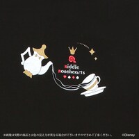 「ディズニー ツイステッドワンダーランド ハーツラビュルイメージTシャツ」の胸元。