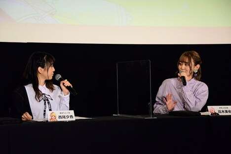 左から愛本りんく役の西尾夕香、犬寄しのぶ役の高木美佑。