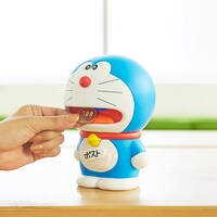 「貯金箱 代用シールでポストになったドラえもん」の使用イメージ。