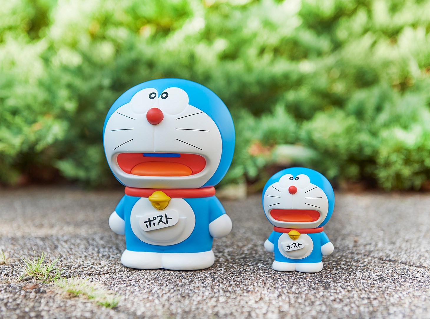 左から「貯金箱 代用シールでポストになったドラえもん」と「フィギュア 代用シールでポストになったドラえもん」。
