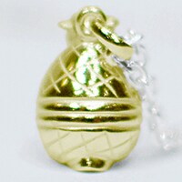 「『吸血鬼すぐ死ぬ』ジョンネックレス（真鍮ver.）」