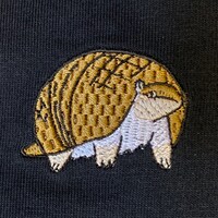 「『吸血鬼すぐ死ぬ』ジョンの刺繍ZIPパーカー」