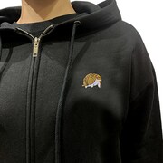 「『吸血鬼すぐ死ぬ』ジョンの刺繍ZIPパーカー」