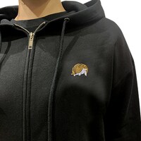 「『吸血鬼すぐ死ぬ』ジョンの刺繍ZIPパーカー」