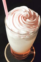 桜衣乃をイメージした“桃シロップ×炭酸水×乳酸菌飲料×ホイップ”のドリンク。