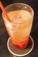 貫井はゆをイメージした“ストロベリーシロップ×ビタミンウォーター×パチパチキャンディ”のドリンク。