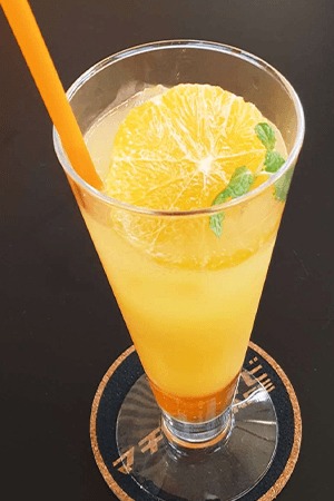 前原仁菜をイメージした“オレンジソース×オレンジジュース×炭酸水”のドリンク。