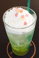 緑へもをイメージした“キウイソース×炭酸水×キウイシロップ×ホイップ”のドリンク。