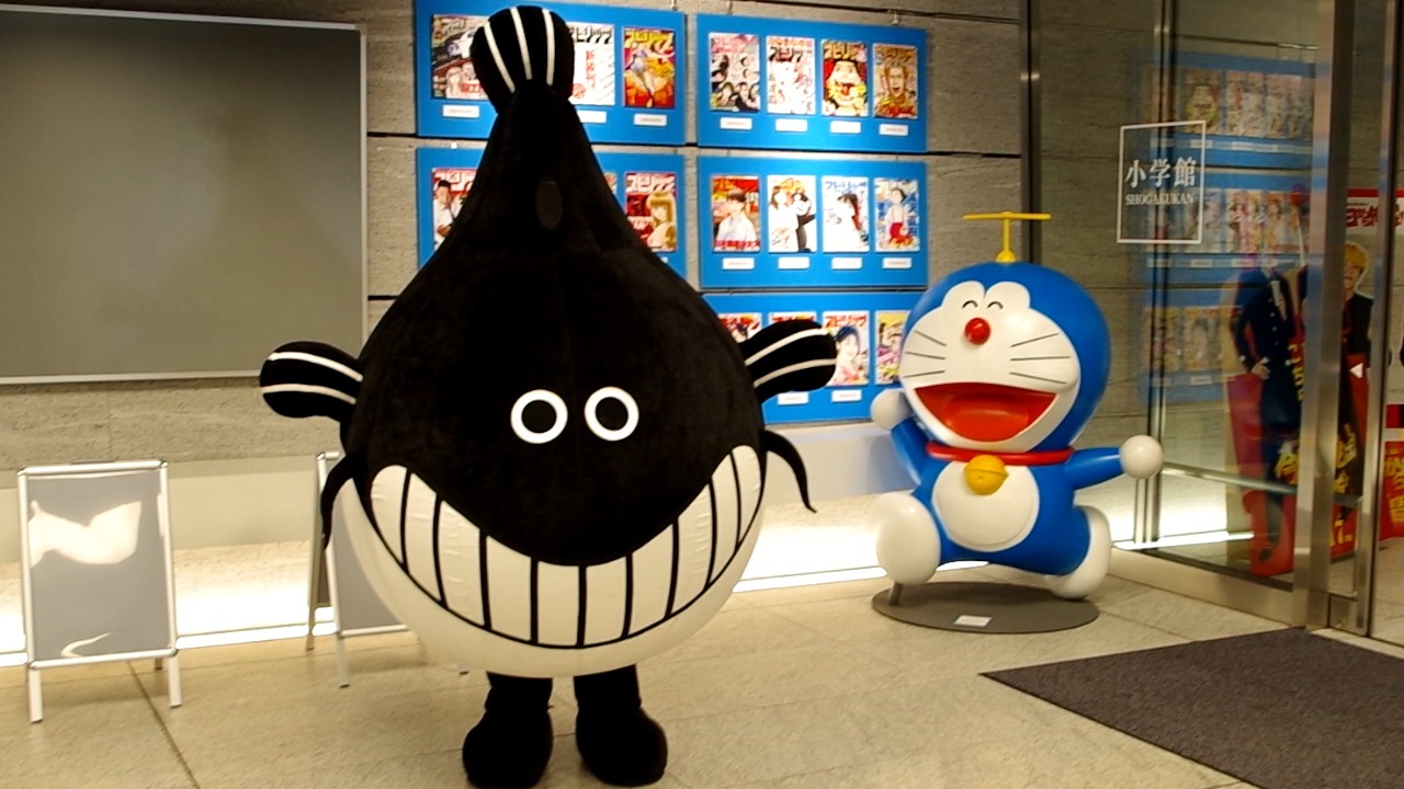 小学館の入り口に佇むナマズくん。