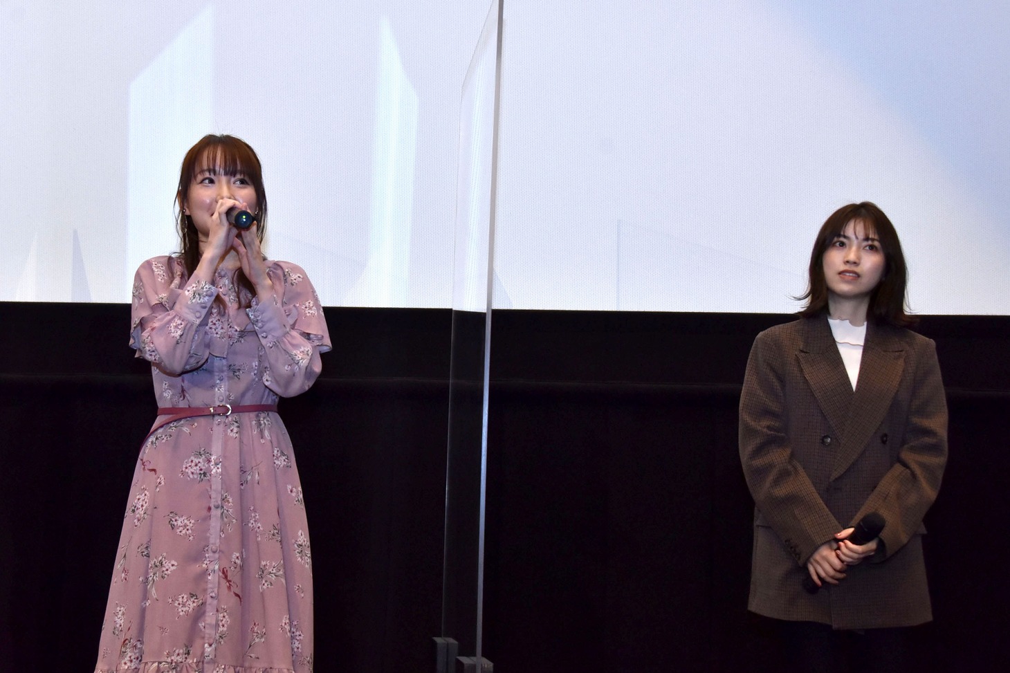 左から木戸衣吹、石原夏織。