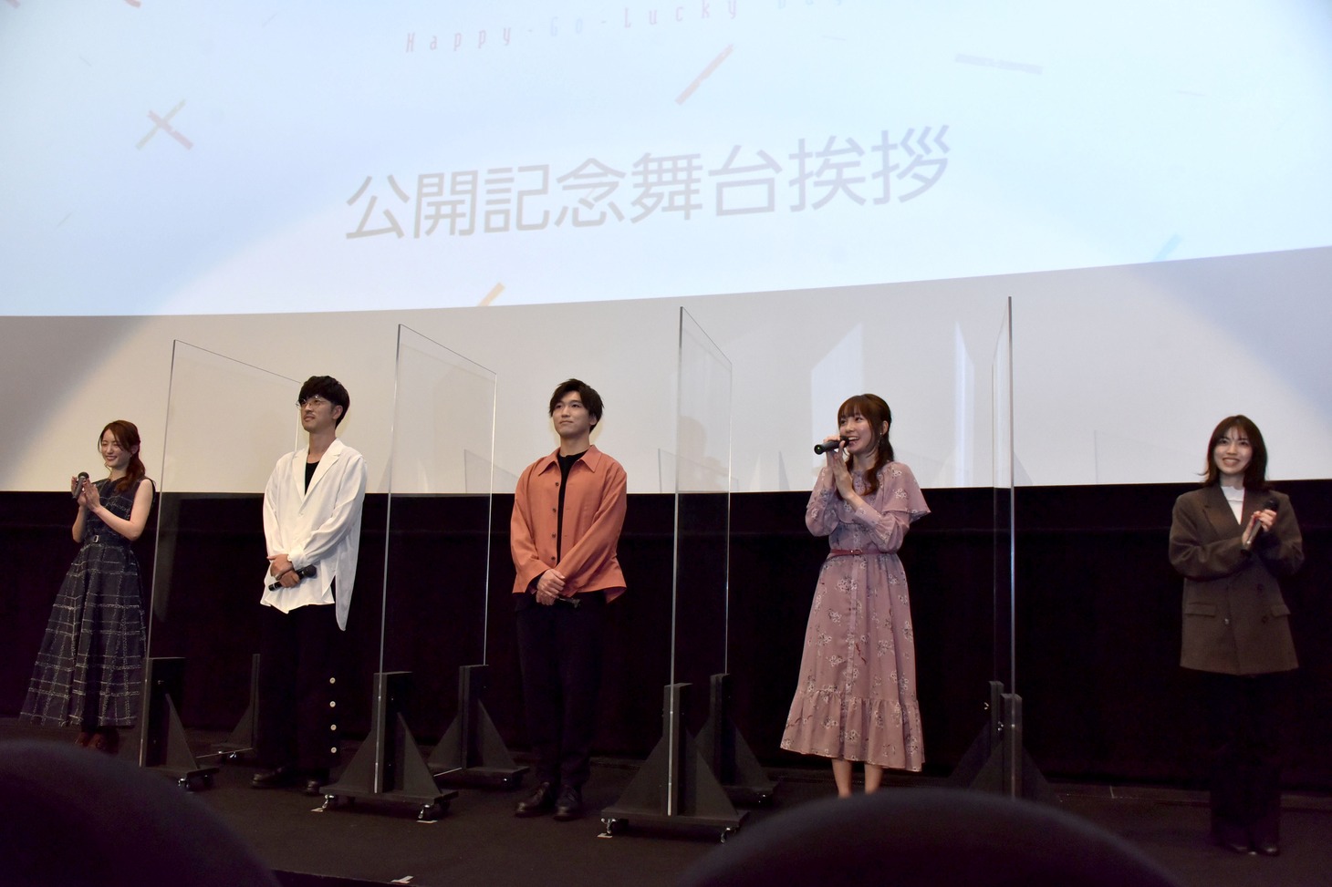 アニメ「どうにかなる日々」公開記念舞台挨拶の様子。