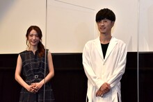 左から小松未可子、櫻井孝宏。