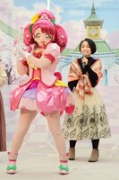 名乗りを披露するキュアグレースと悠木碧。