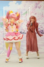 名乗りを披露するキュアスターと成瀬瑛美。