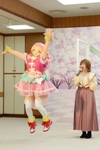 名乗りを披露するキュアエールと引坂理絵。