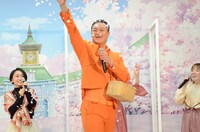 花吹雪を撒きながら登場したティモンディ・高岸。