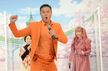 “キュアデカオレンジ”を名乗るティモンディ・高岸。