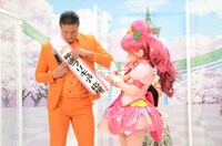 ティモンディ・高岸にたすきをかけるキュアグレース。