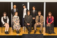 上段左からMAGES.代表取締役社長の本荘健吾、代表取締役会長の志倉千代丸、特別顧問の西川貴教、下段左から山本彩乃、夏川椎菜、宮野真守、関智一、今井麻美。