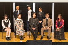 上段左からMAGES.代表取締役社長の本荘健吾、代表取締役会長の志倉千代丸、特別顧問の西川貴教、下段左から山本彩乃、夏川椎菜、宮野真守、関智一、今井麻美。