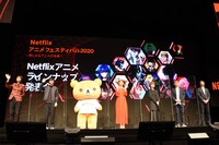 左からニッポン放送の吉田尚記アナウンサー、映画解説者の中井圭、リラックマ、内田理央、ヤマザキマリ、david productionの田中修一郎プロデューサー、Netflixアニメの櫻井大樹チーフプロデューサー。