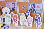 店内に飾られたミニキャラのスタンディパネル。