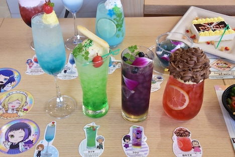 「スペシャルドリンク」。手前左からヒロ、カヅキ、コウジ、田中さんをイメージしたもの。