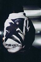 「BAIT x Cowboy Bebop Men Versus Hoody」の着用イメージ。