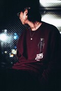 「BAIT x Cowboy Bebop Men Crew Crewneck Sweater」の着用イメージ。