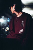 「BAIT x Cowboy Bebop Men Crew Crewneck Sweater」の着用イメージ。
