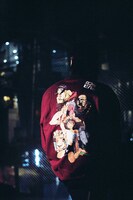 「BAIT x Cowboy Bebop Men Crew Crewneck Sweater」の着用イメージ。