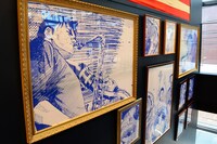 2階に向かう階段にはKOSUKE KAWAMURAのグラフィックアートが並んでいる。