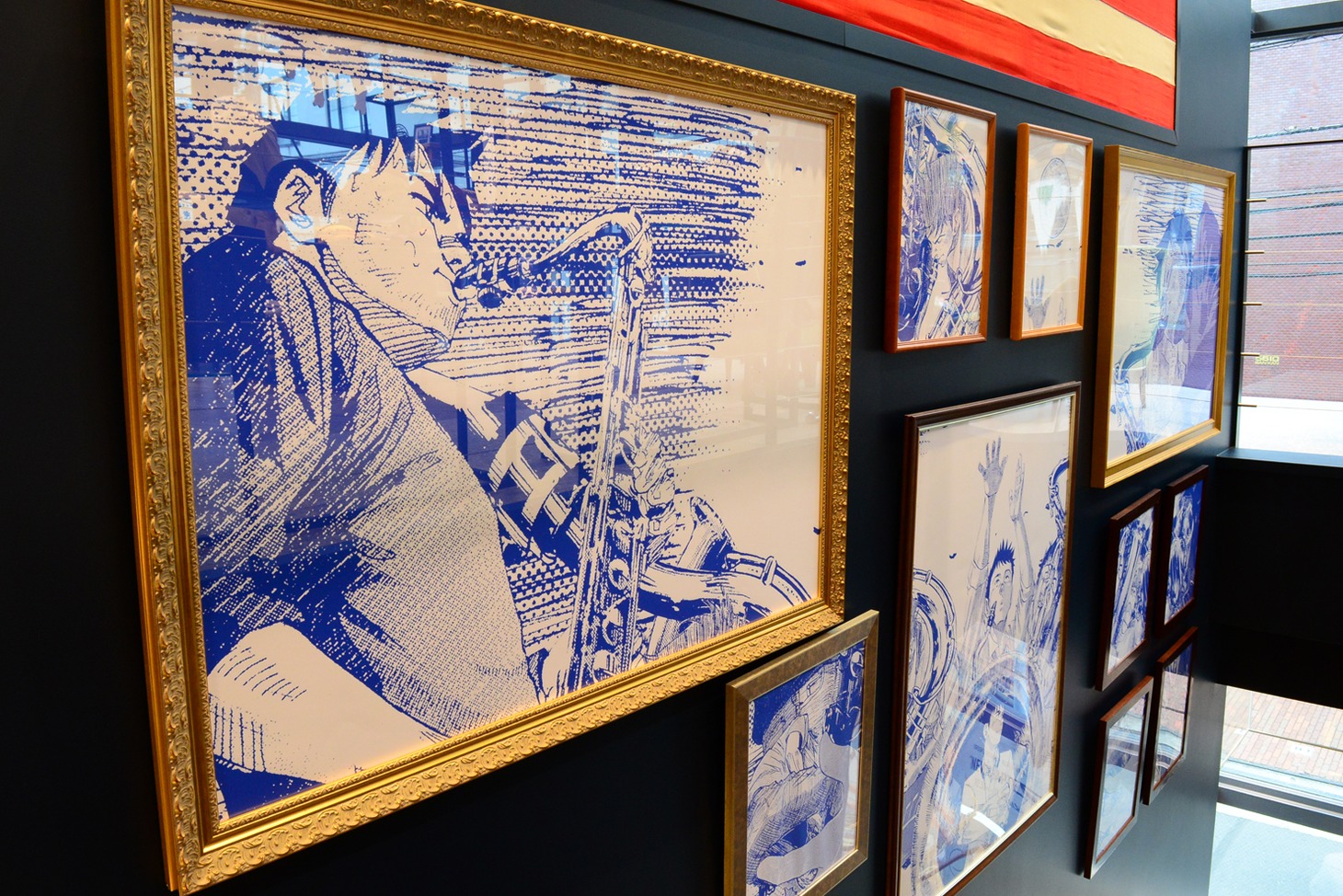 2階に向かう階段にはKOSUKE KAWAMURAのグラフィックアートが並んでいる。