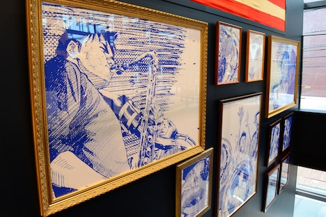 2階に向かう階段にはKOSUKE KAWAMURAのグラフィックアートが並んでいる。